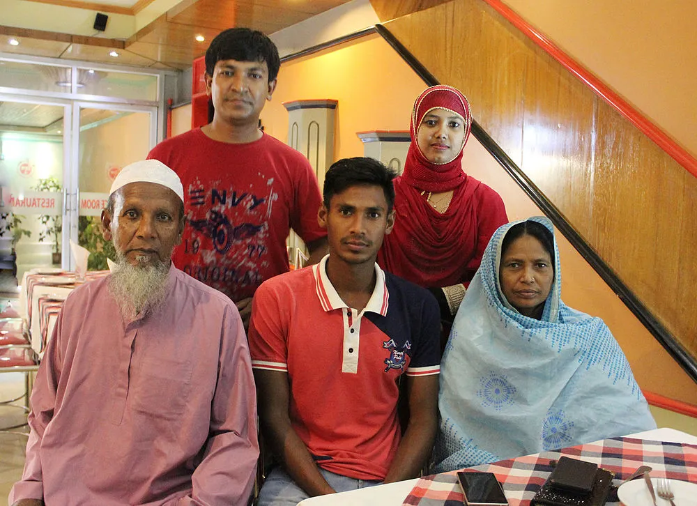 1000px-Mustafiz_with_his_familly%3B_photo_taken_by_Masum_Ibn_Musa.JPG