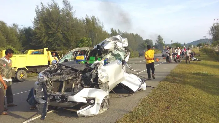 satu-unit-mobil-avanza-hancur-setelah-menabrak-satu_20170427_113753.jpg