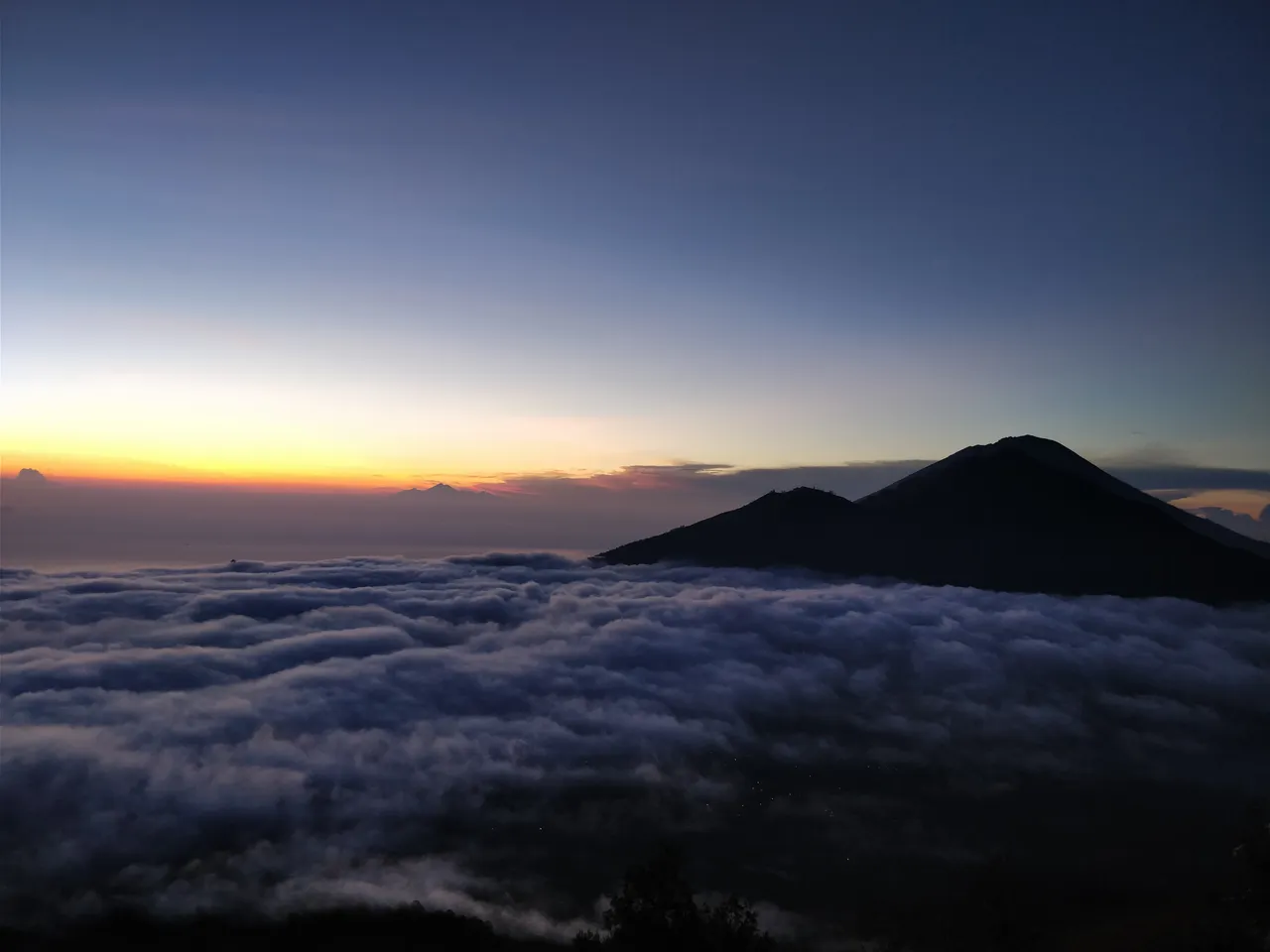 dark sunrise agung.jpg