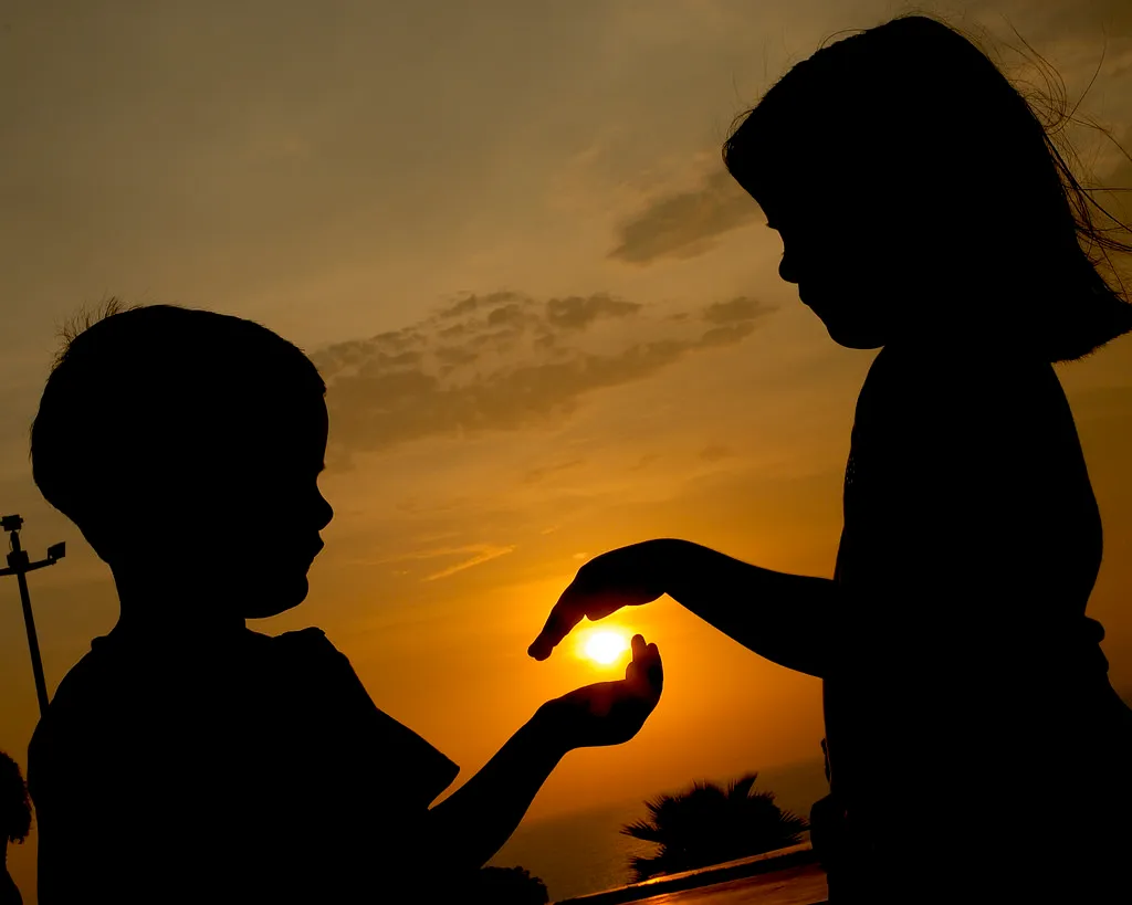 niños atardecer.jpg