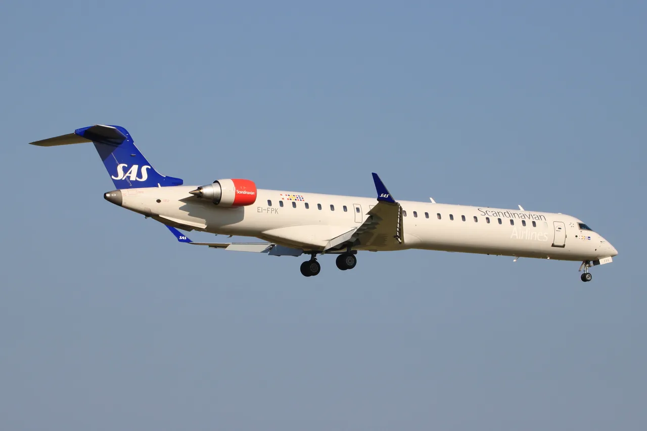 EI-FPK SAS -CRJ900.JPG