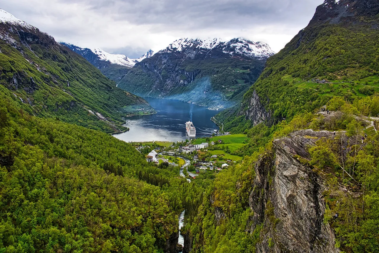 geiranger-4526881_1920.jpg