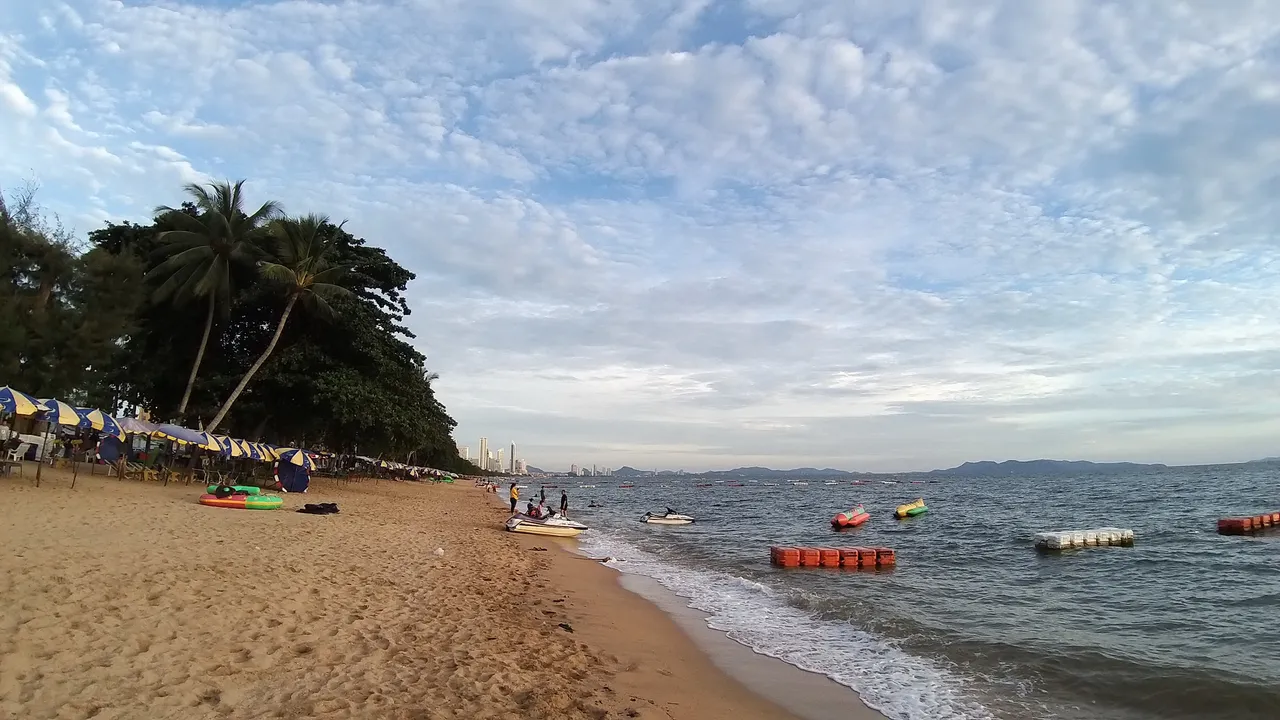 pattaya_beach_oct_2020_690.jpg