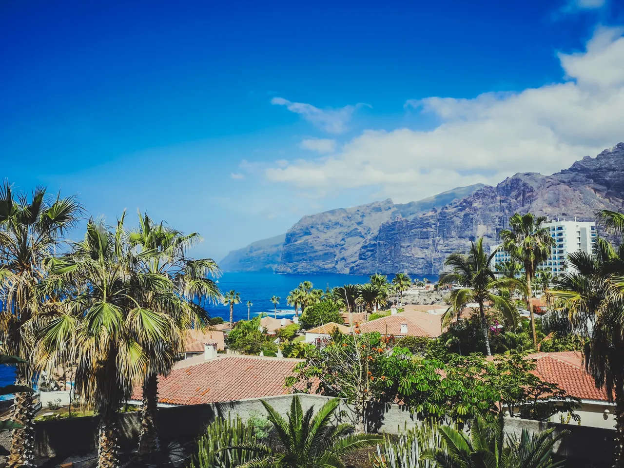 Los Gigantes provides the most dramatic everyday views from all the resort areas in Tenerife. Photo by Alis Monte [CC BY-SA 4.0], via Connecting the Dots