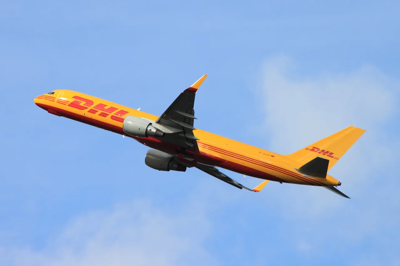 D-ALEP DHL -B752F WL.JPG