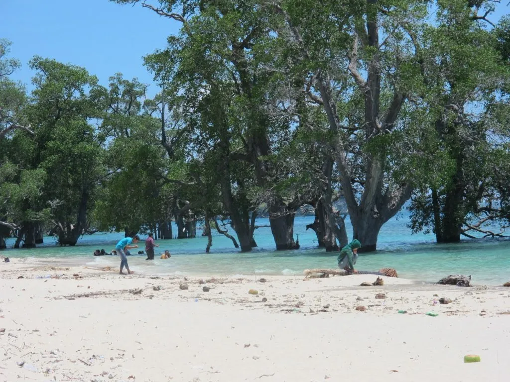 pantai-lhok-mee-aceh-besar.jpg