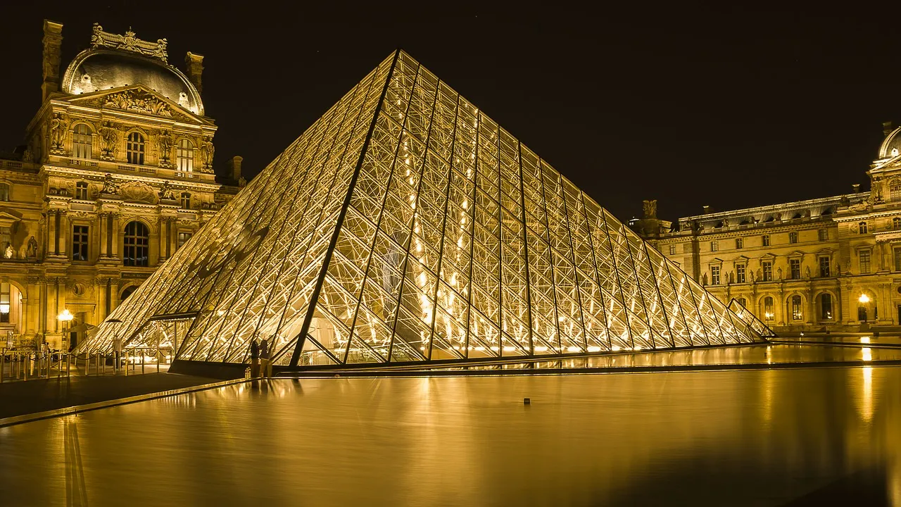 louvre-museum-2218336_1280.jpg