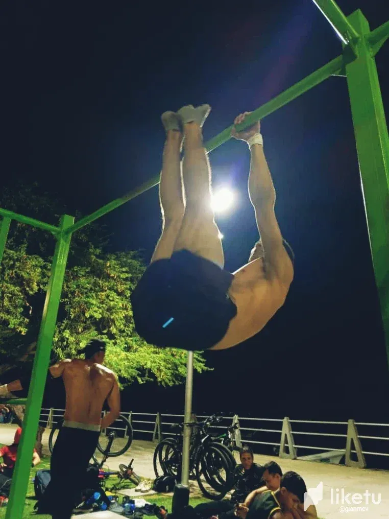 clszi0tpu00tkxhsz4sxr3bda_FotoGrid_20240223_221539020.webp