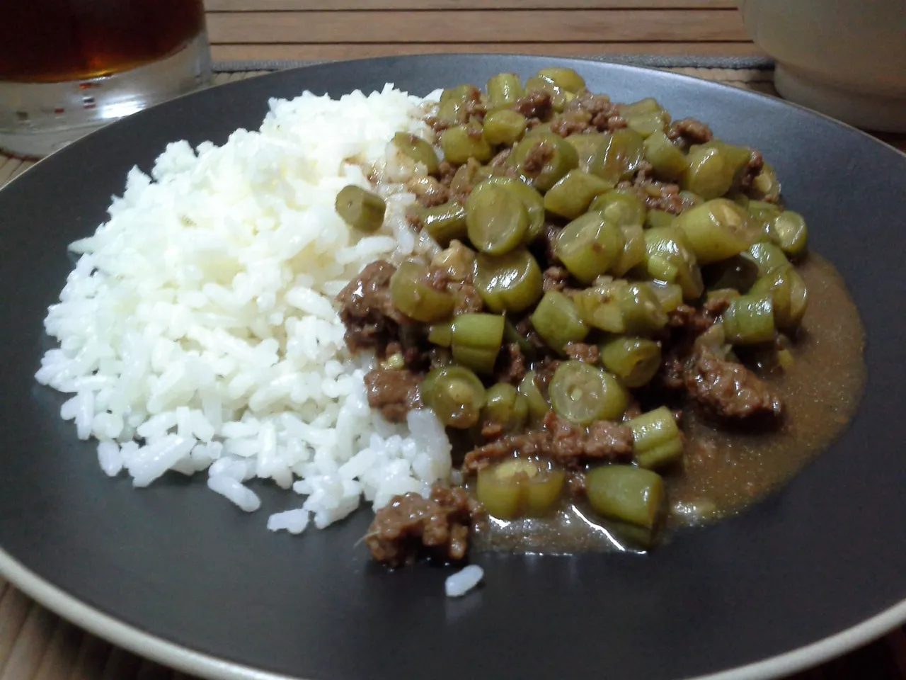 Typical_chinese_dish,_white_rice_unsalted_with_green_beans_and_ground_meat.jpg