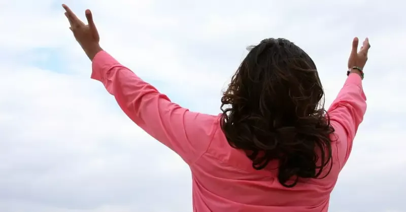 43075-womanwitharmsup-armsopen-praise-ThinkstockPhotos-145055582.1200w.tn.webp