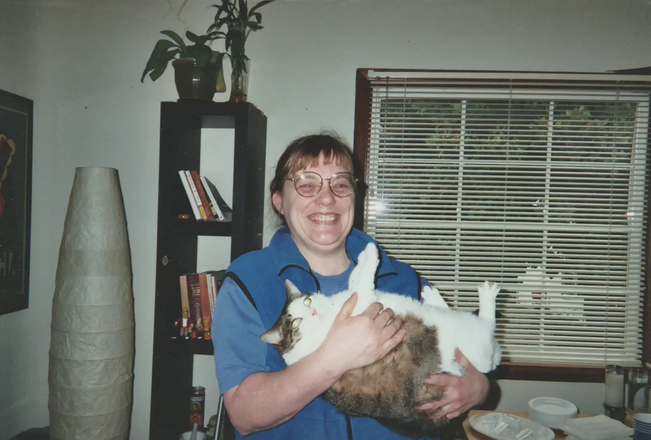 2004-12 - Mom with a fat cat at our reunion for Christmas.jpg