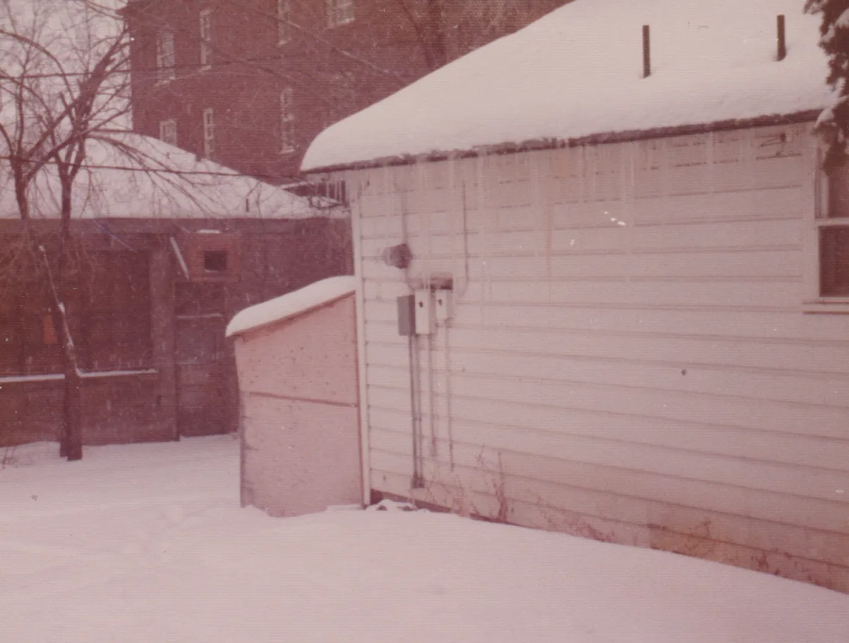 1970's maybe on January 10th house in the 10 inch snow 01.jpg