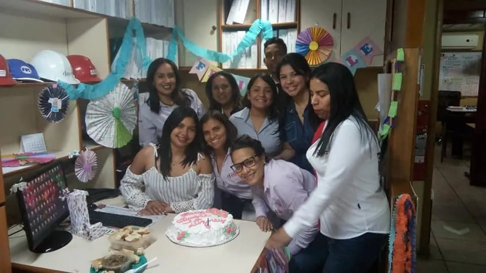 La imagen puede contener: 9 personas, incluidos Eliana Rivas, Litzney Parente, Lismi Lopez, Luisa E Rodriguez, Karelys Moreno, Karen Martinez y Angely Cabeza, personas sonriendo, personas sentadas y personas de pie