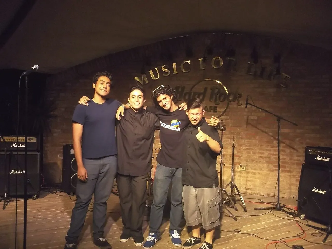 La imagen puede contener: 4 personas, personas sonriendo