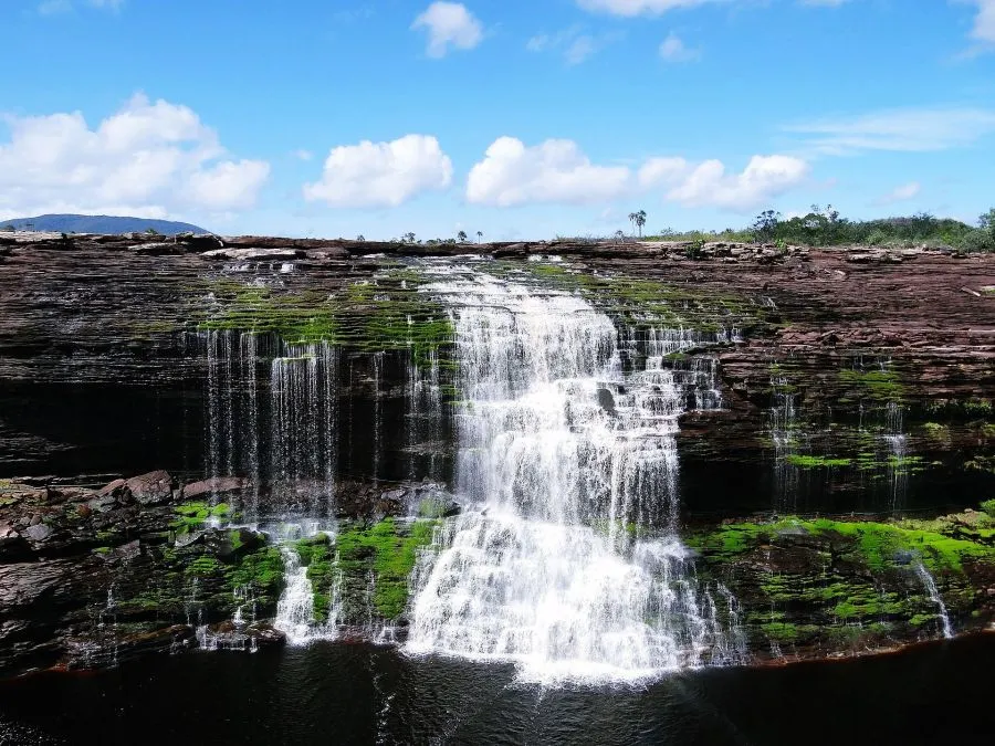 Salto_El_Sapo_-_Laguna_de_Canaima.jpg