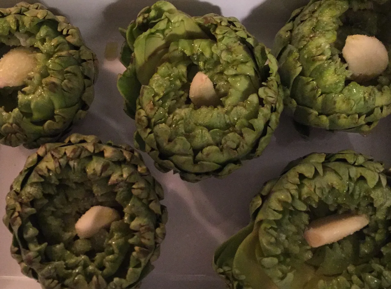 https://d1vof77qrk4l5q.cloudfront.net/img/hauptmann-artichoke-time-how-i-eat-them-recipe-mugtu5ii-1549987165353.jpg