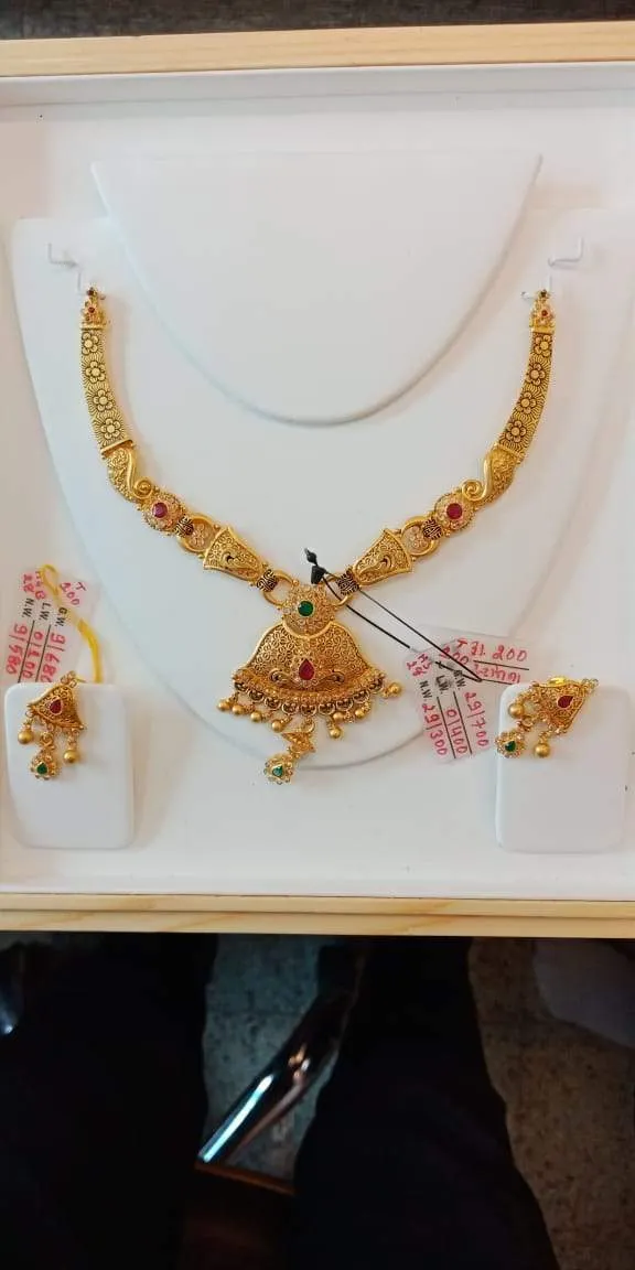 https://s3.us-east-2.amazonaws.com/partiko.io/img/amrut-best-gold-designer-necklace-set-3bmympecn-1535709588566.png