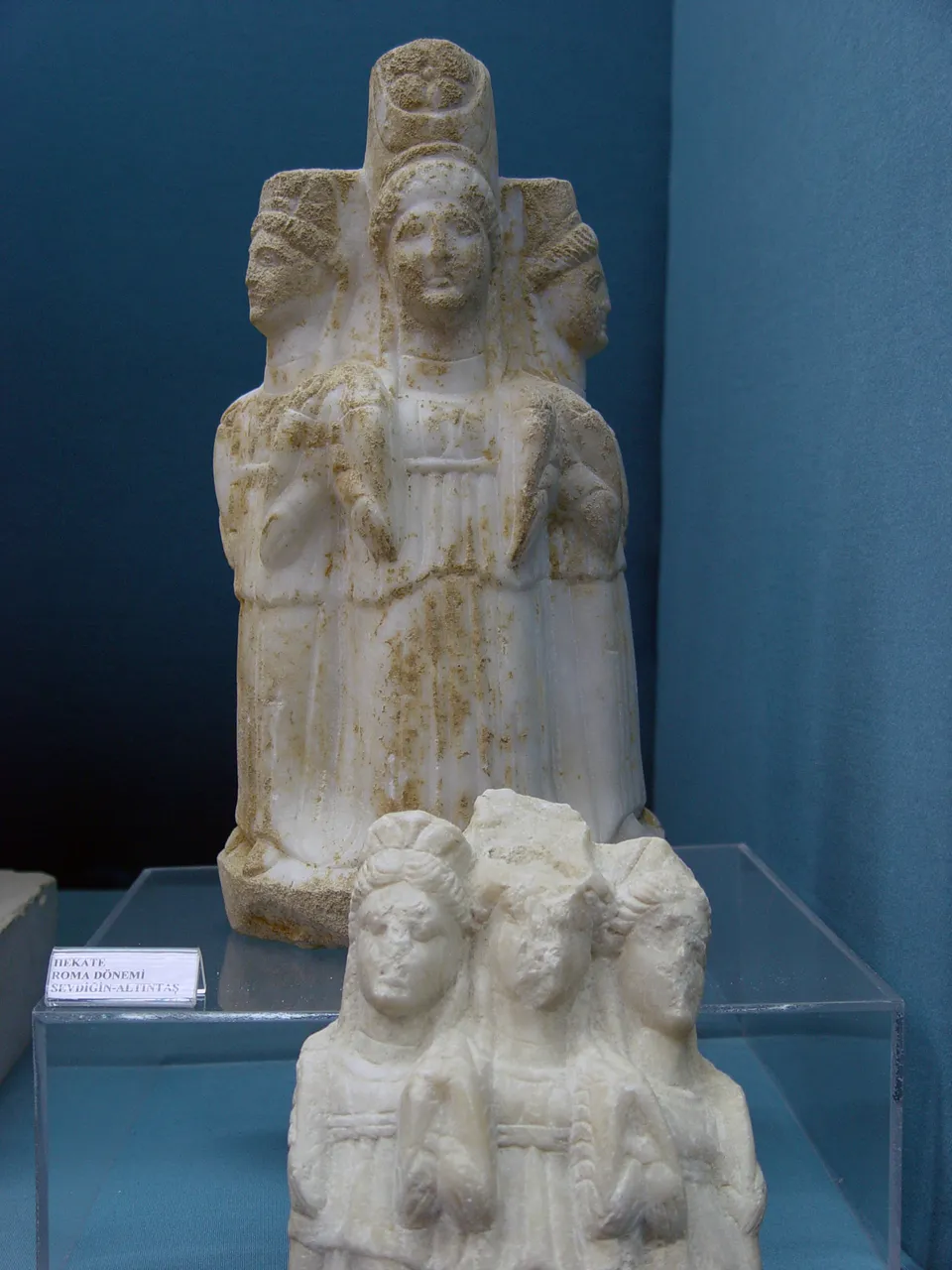 Kütahya archaeological museum Roman period Hecate — Dosseman, CC BY-SA 4.0, via Wikimedia Commons