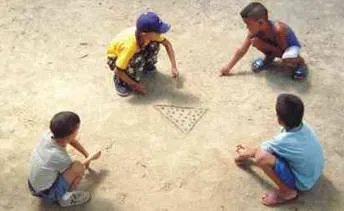 Niños Jugando Metras