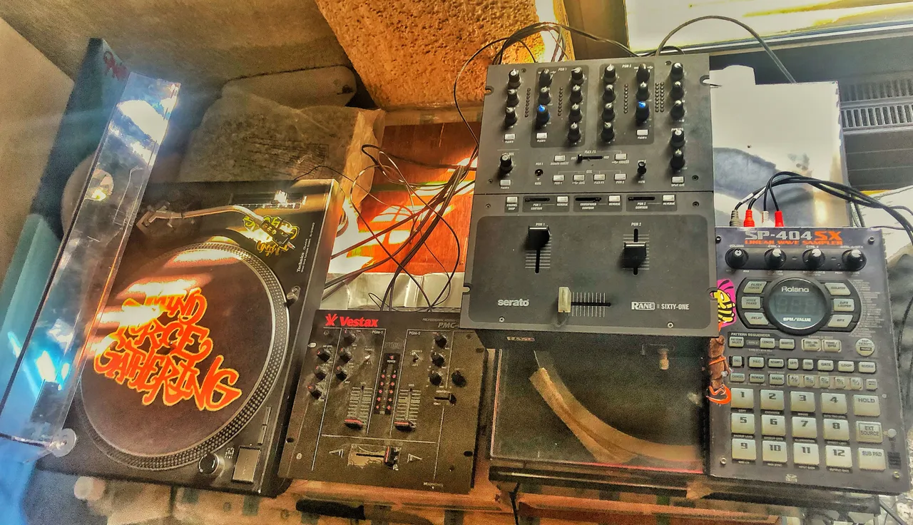 turntables1.jpg