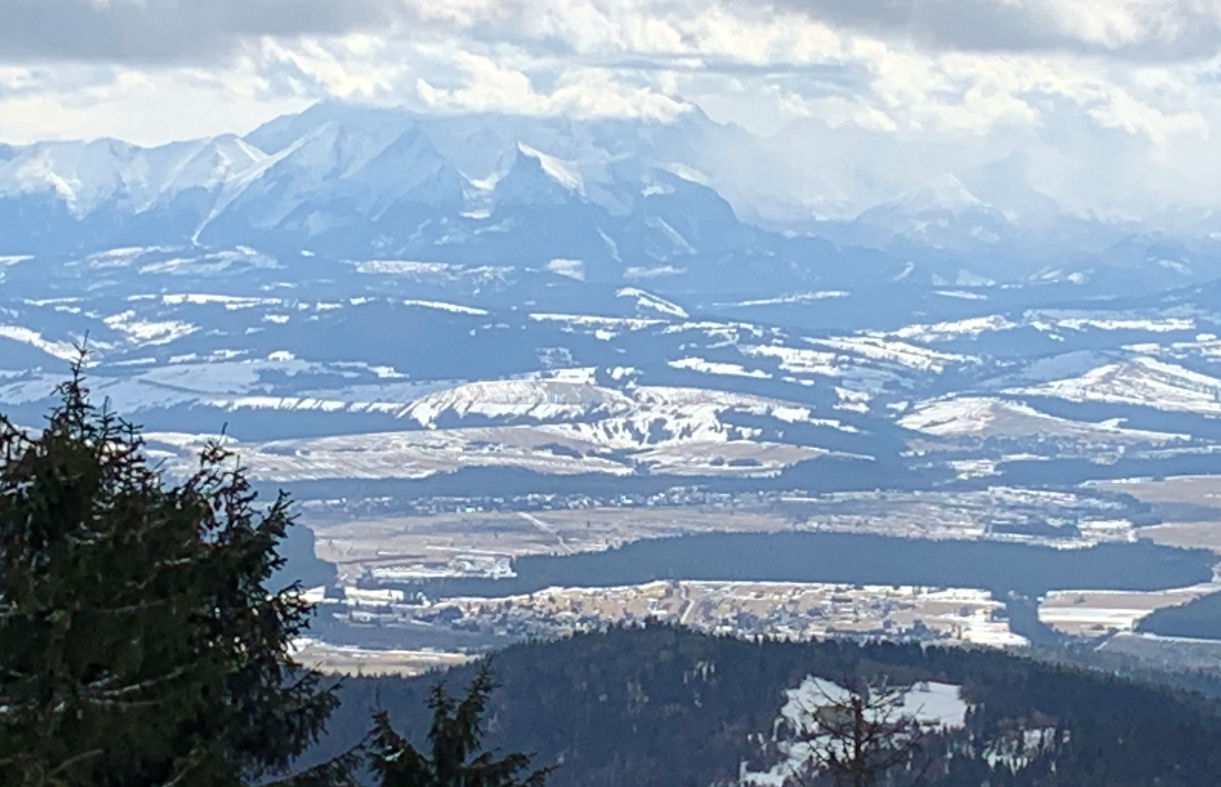 Widok na Tatry spod schroniska pod Turbaczem