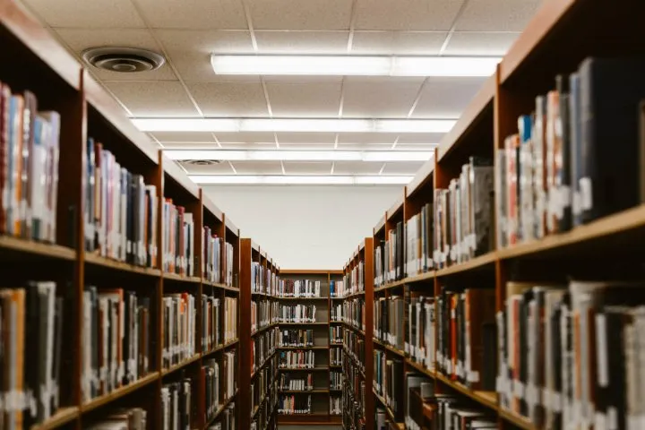 Single_Tasking_High_bookshelves_RZ720.jpg