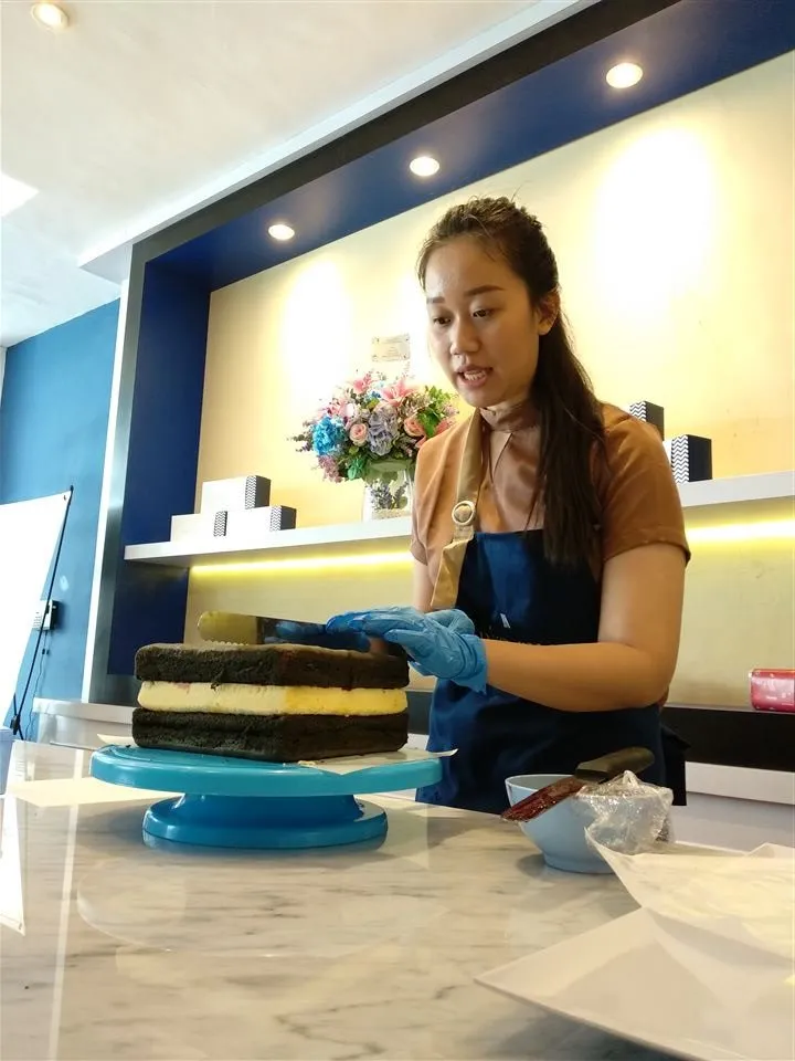 Cari Oleh-Oleh Khas Surabaya? Spiku DNeven Bakehouse Aja!