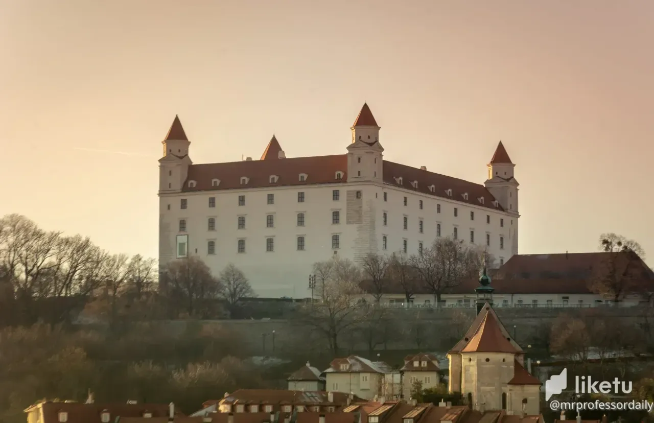 cl7gsry8p01e90hm72dke2zfg_bratislava_castle_winter-min.webp