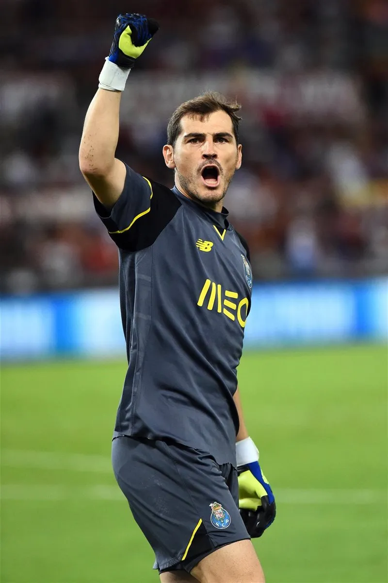 todas-las-veces-que-iker-casillas-troleo-a-amigos-y-haters-en-redes_2ce27a43_800x1200.jpg