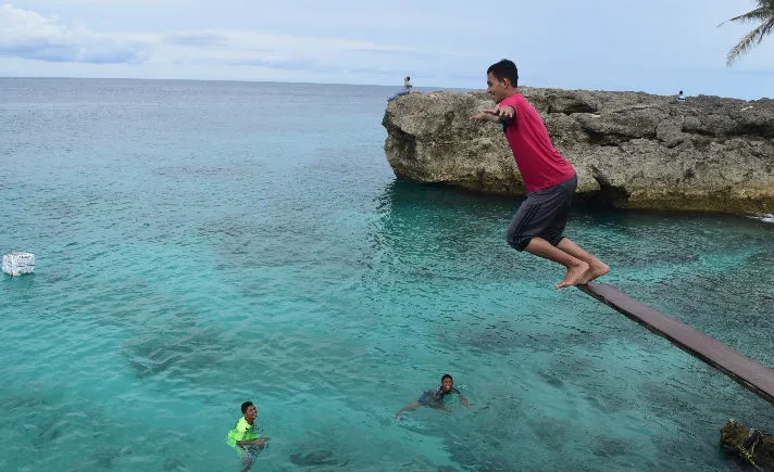 SejumlahwisatawanberenangdipantaiUjongKareungKecamatanSukajayaKotaSabangmerekamengunakan.jpg