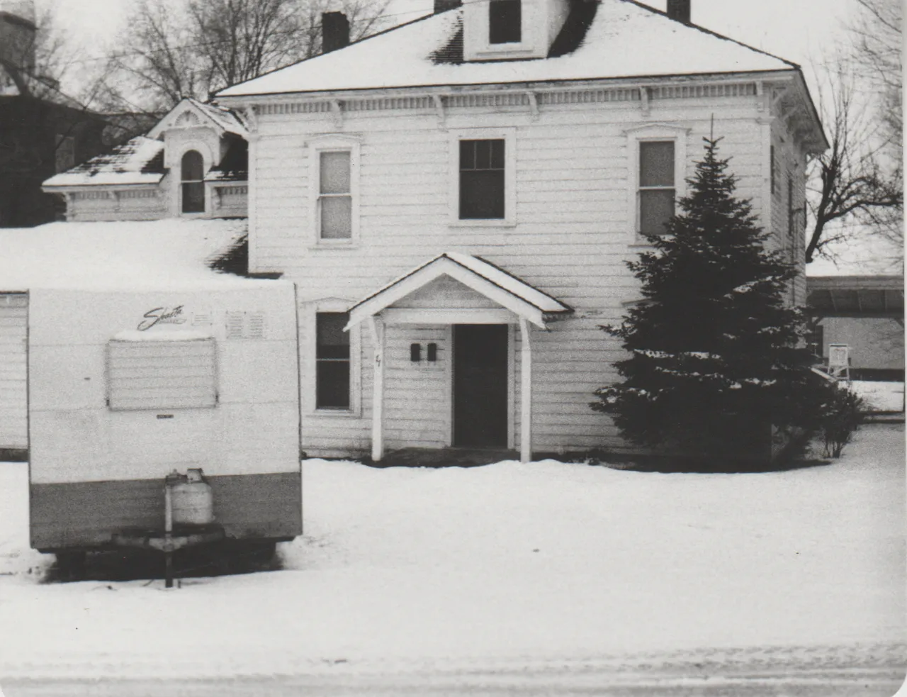 1975-02-08 - Saturday - Snow around a trailer and a house, 1pic ok.png