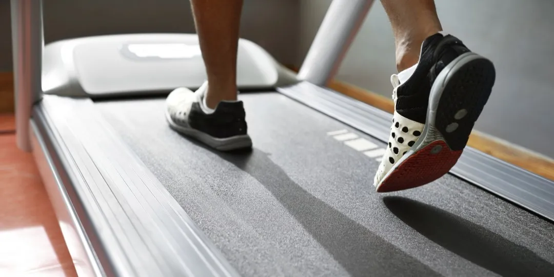 18-054204-guy_runs_on_treadmill_for_100_days.jpg