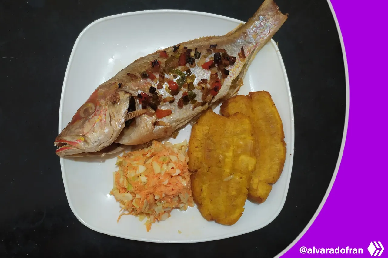 pescado-horno-alinado-tostones.jpg