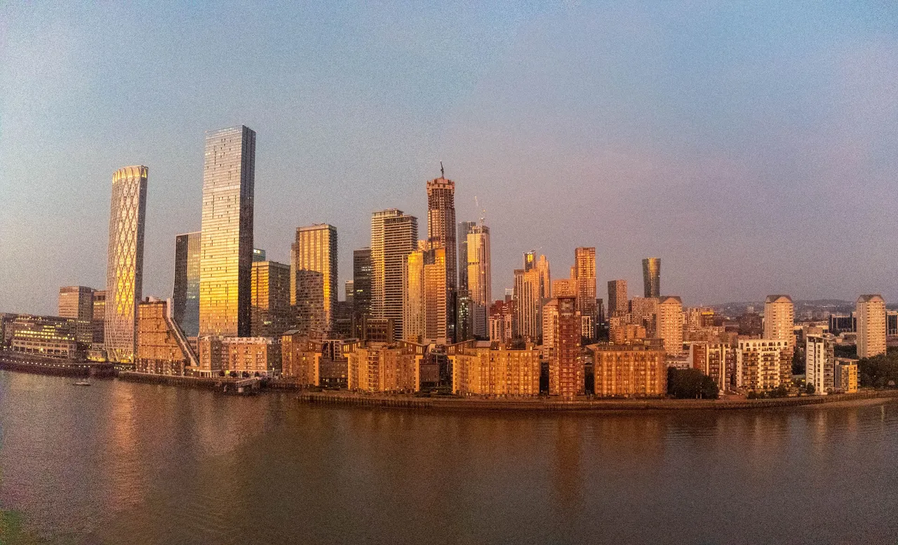 Canary Wharf sunset pano.jpg