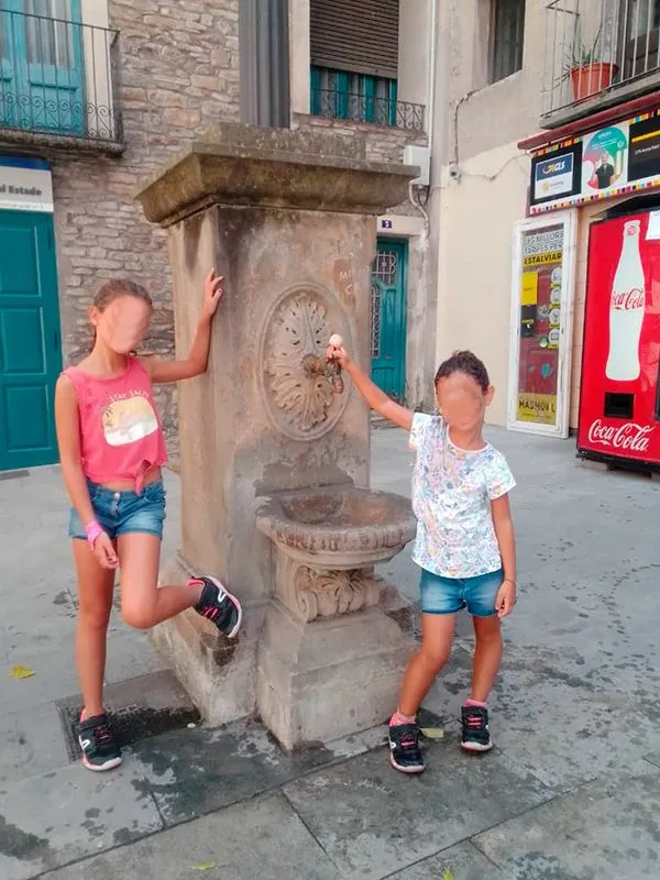 niñas en la fuente.jpg