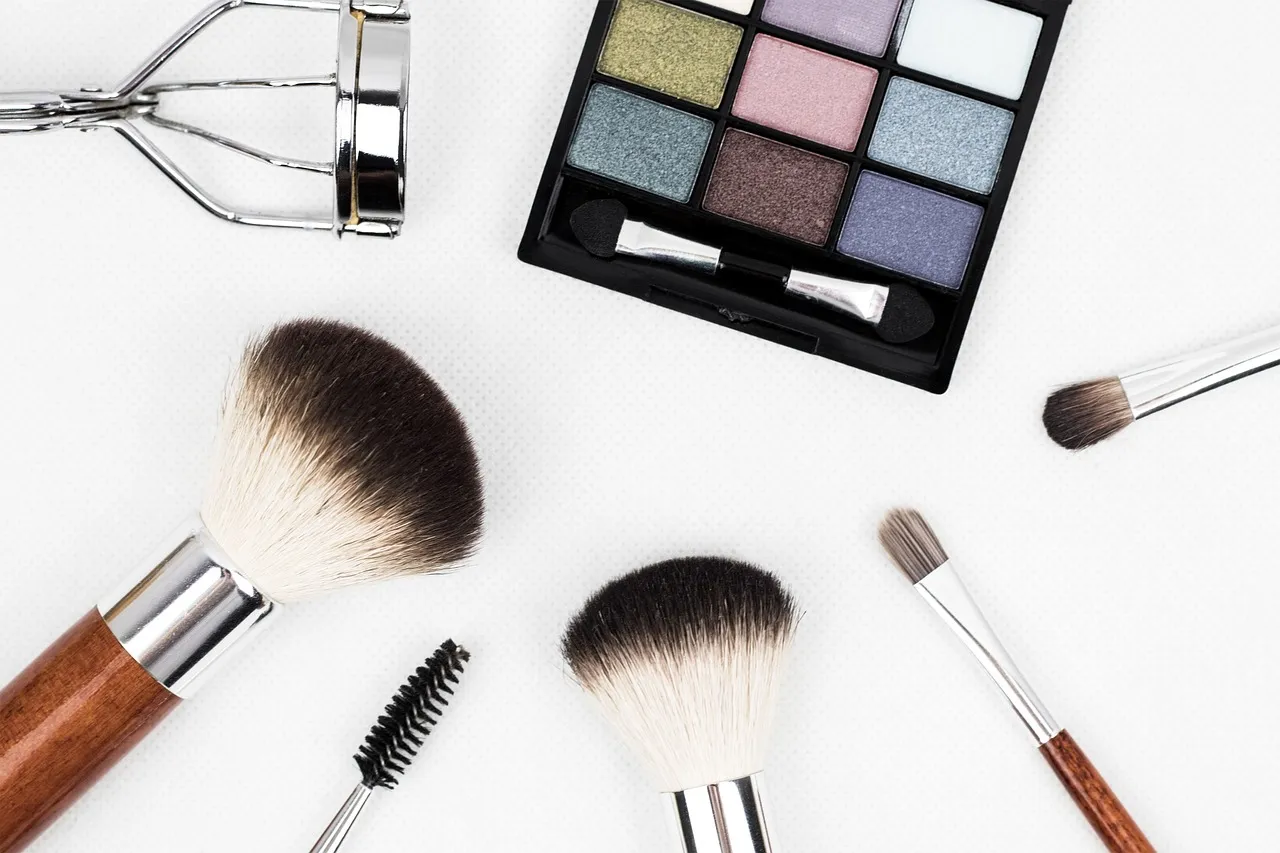 makeup-brushes-g9c1403cc6_1280.jpg