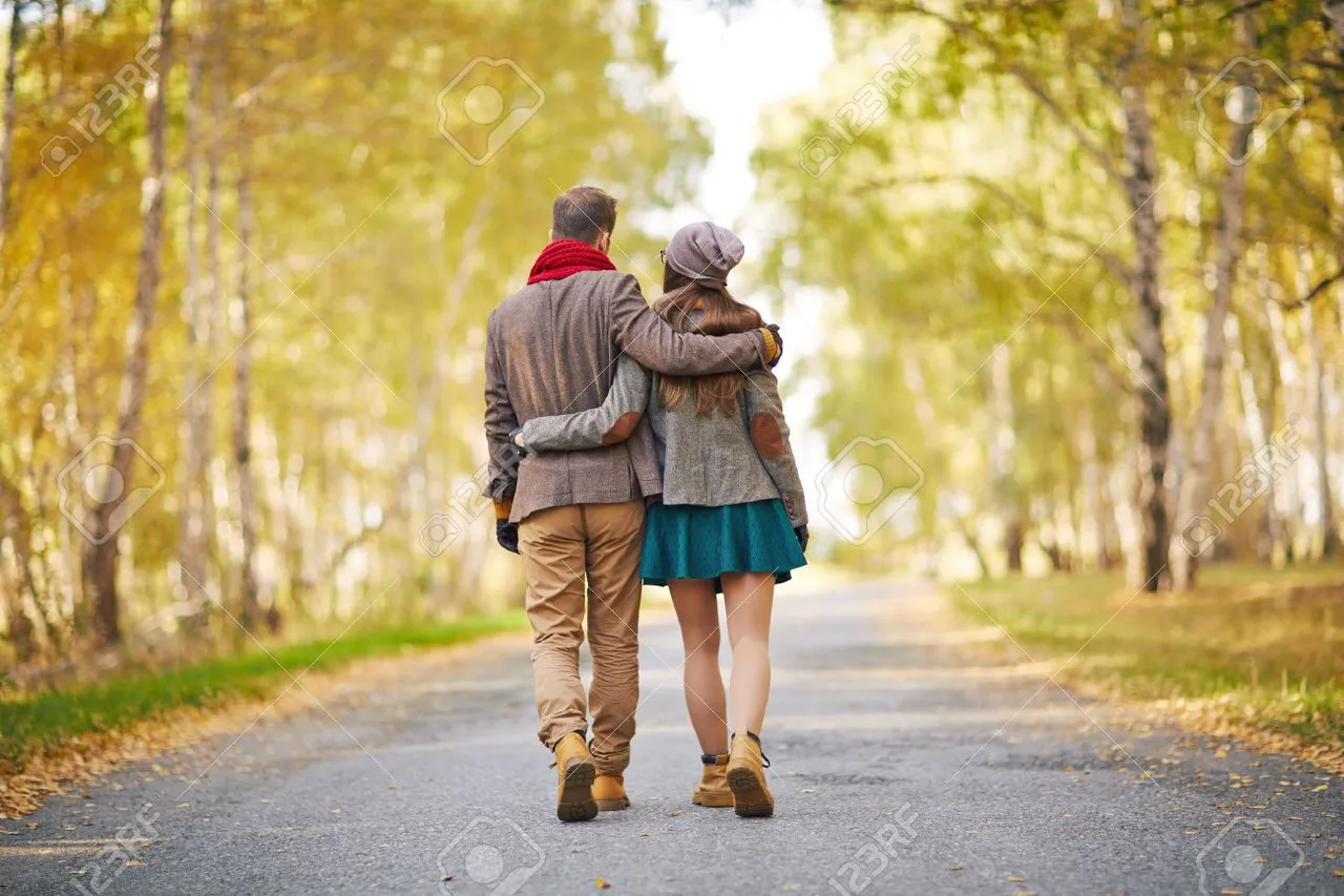 45478061-vista-posterior-de-la-joven-pareja-caminando-en-el-parque-en-otoño.jpg