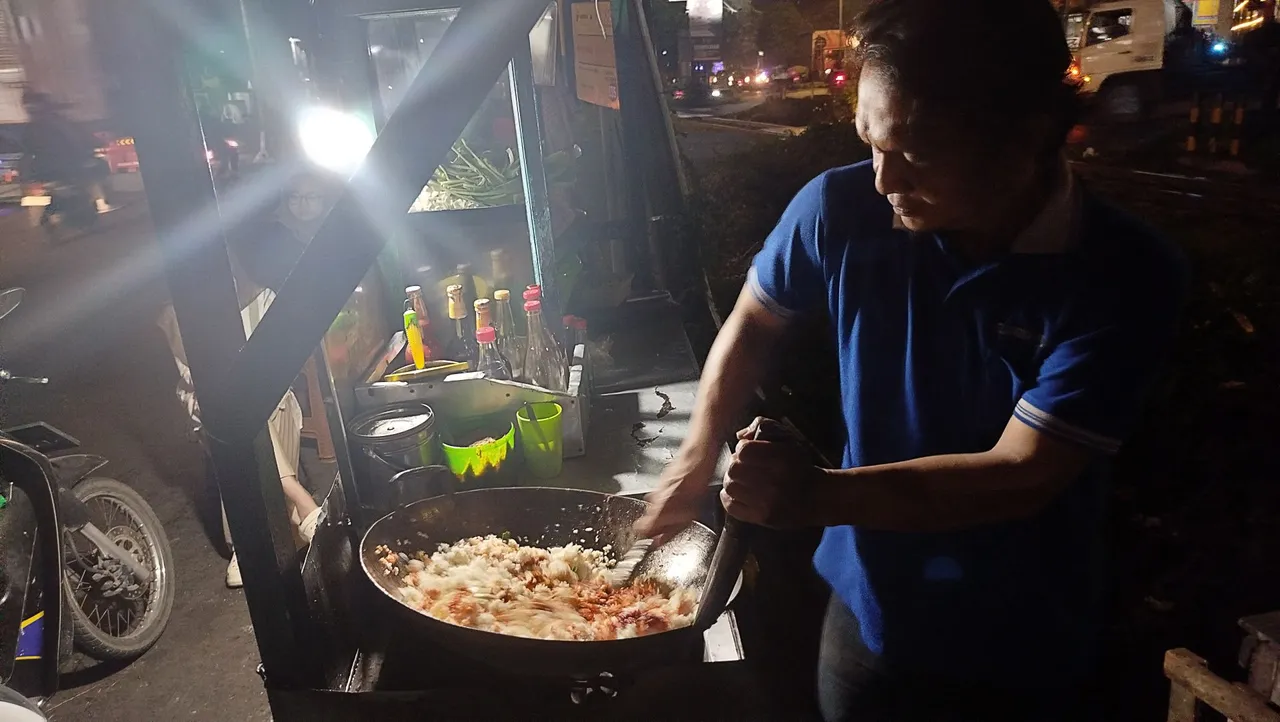 nasi goreng wajan tangan jauh