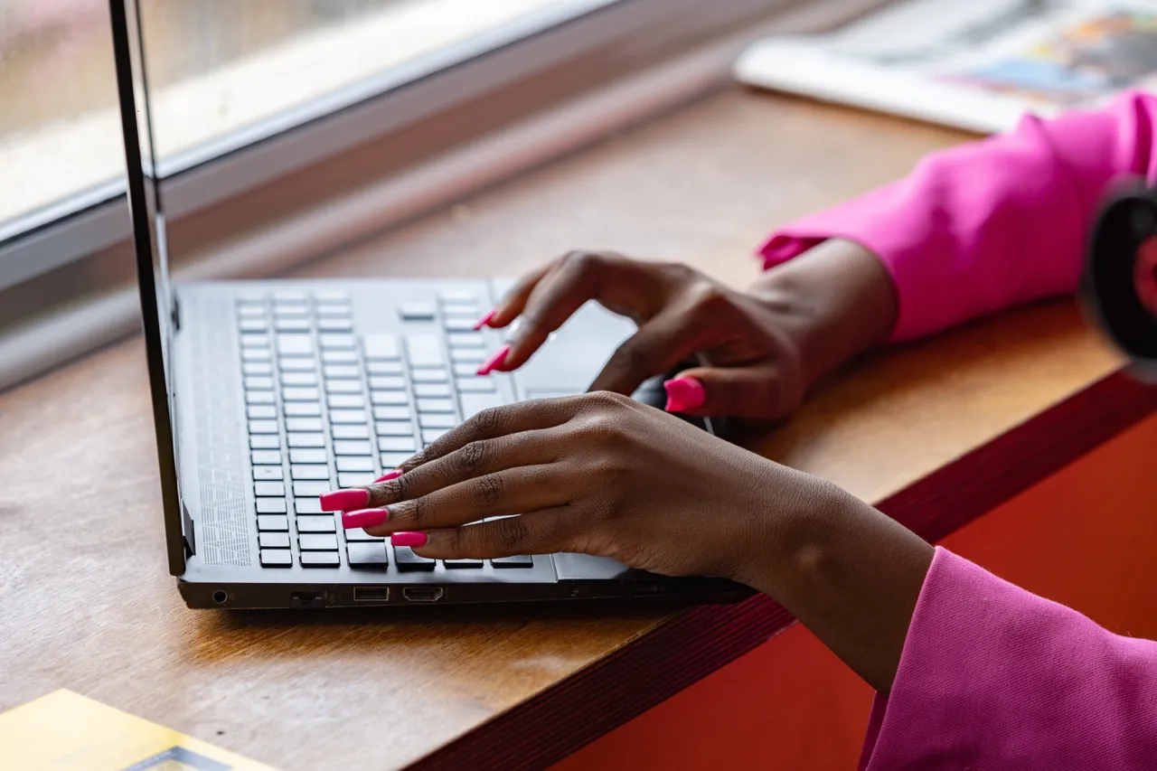 laptop-8499942 (1).jpg