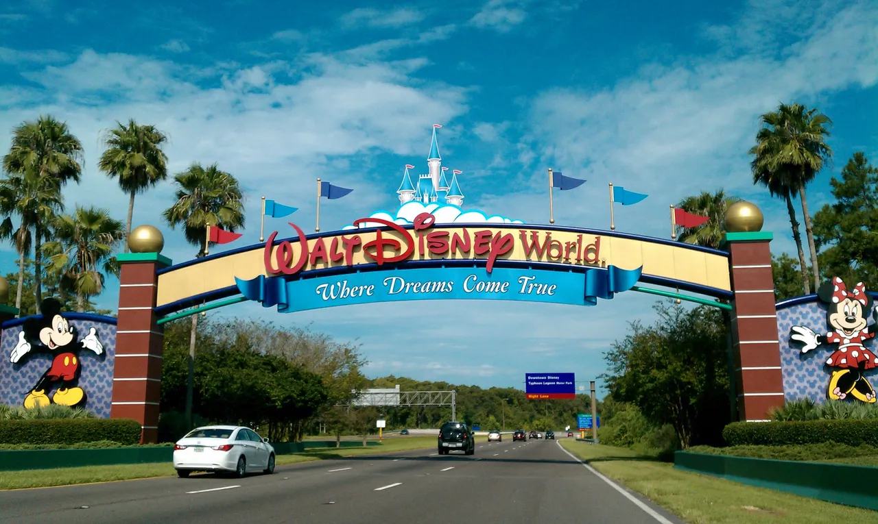 Walt_Disney_World_Resort_entrance.jpg
