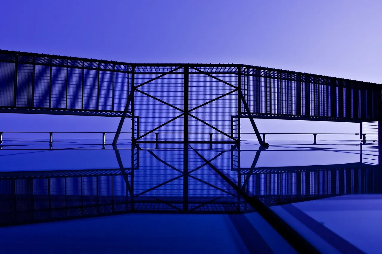 fence-g238a702b8_1920.jpg