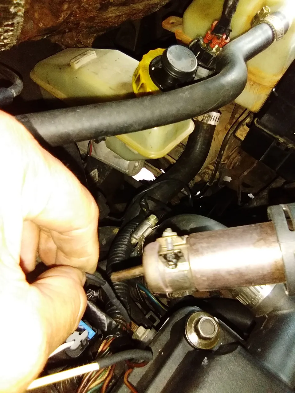Colocando los termoencojibles con la pistola térmica