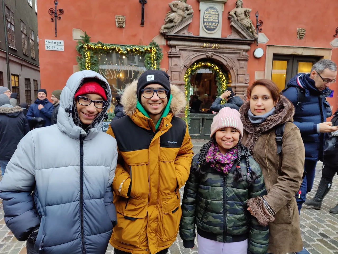 Hiverian Family @hamza-art @saif-ul-wahab @ilma-ansari @nazneen-ansari at Stortorget Julmarknad | Photo: Shahzad Ansari | Oneplus 9 Pro Smartphone Camera