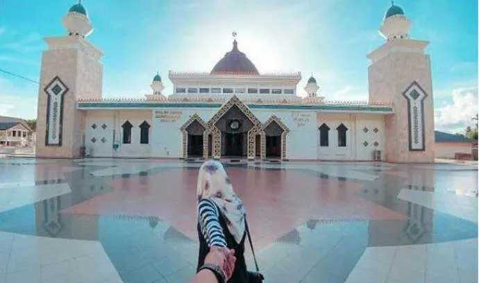 https://s3.us-east-2.amazonaws.com/partiko.io/img/arifmunandar070-wajib-tahu-aturan-khusus-berwisata-di-aceh-1532842714231.png