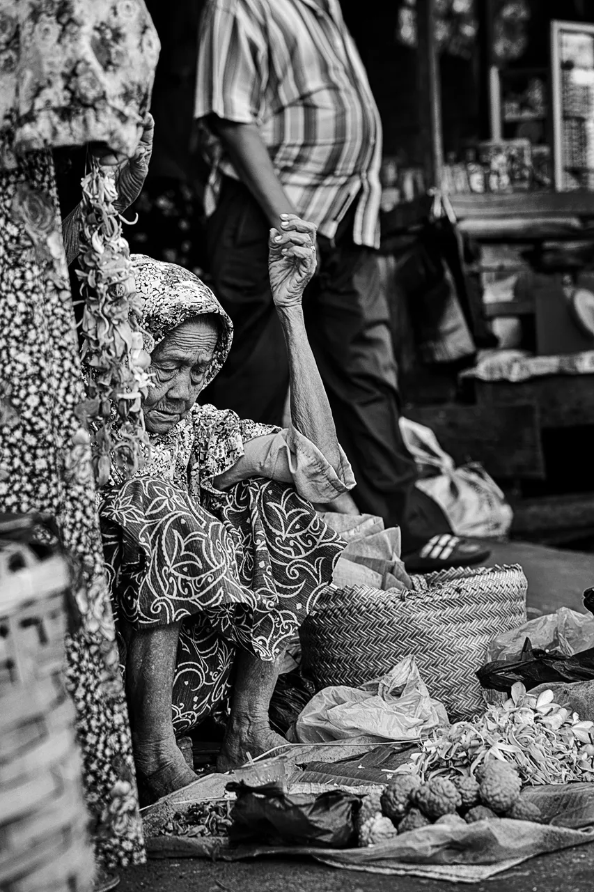 MUD_0485-1Nenek penjual bunga_Bireuen copy.jpg