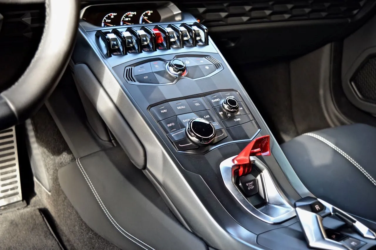 inside lamborghini console of huracan .jpg