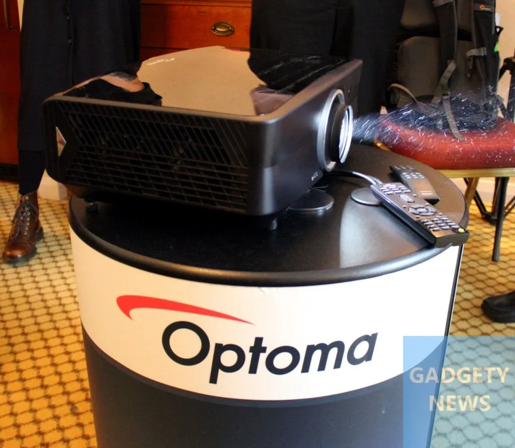 optoma UHZ65 projector