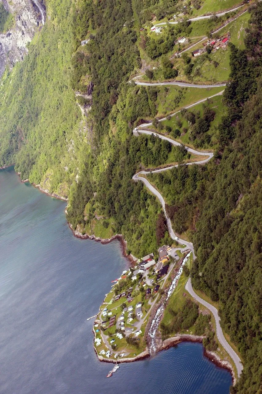 road2364444_1280.jpg