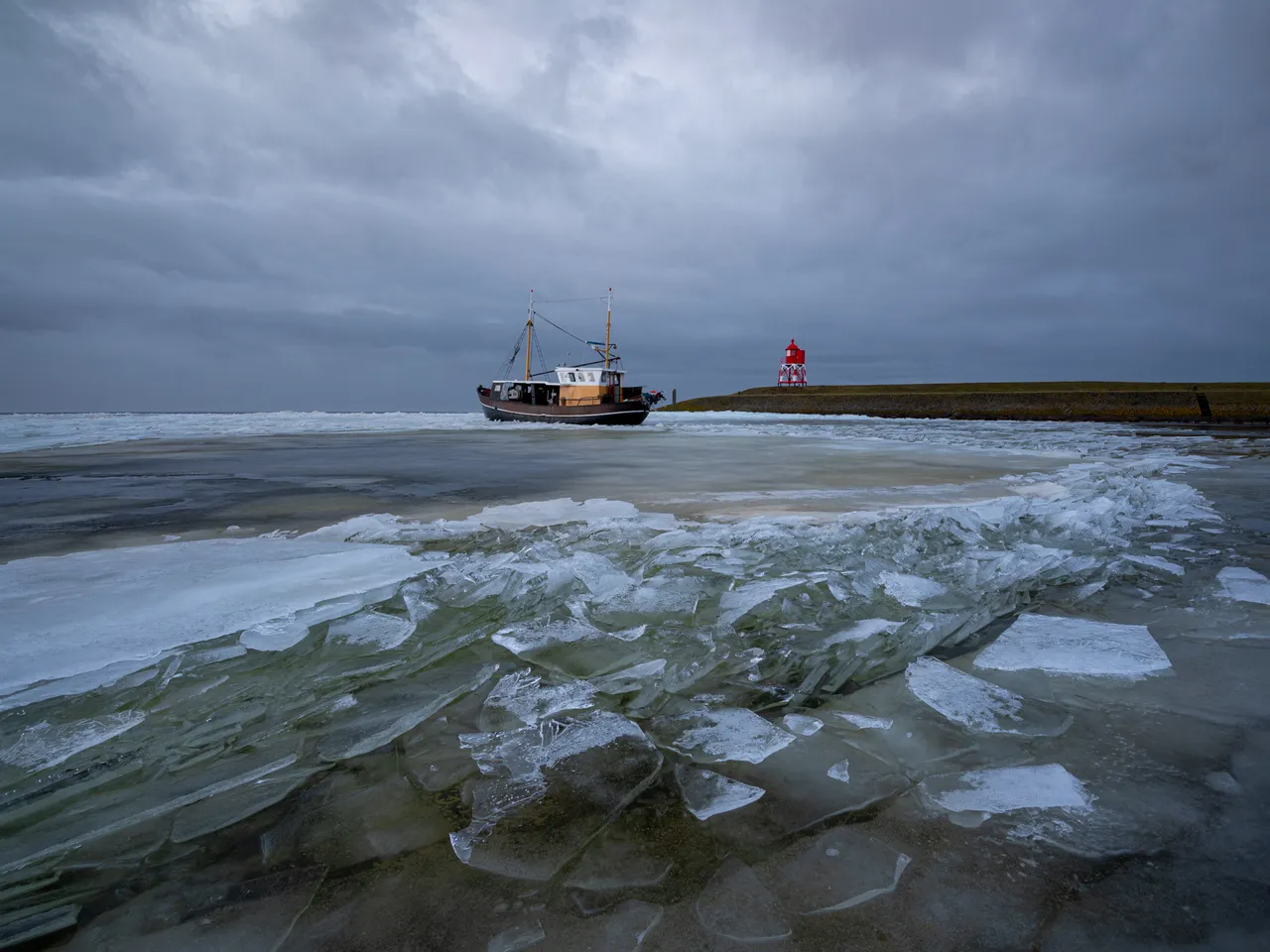 Everything suddenly seems to come together: The light, the dramatic sky, and the line in the ice!! Tamron SP 15-30 G2 with NiSi CPL.