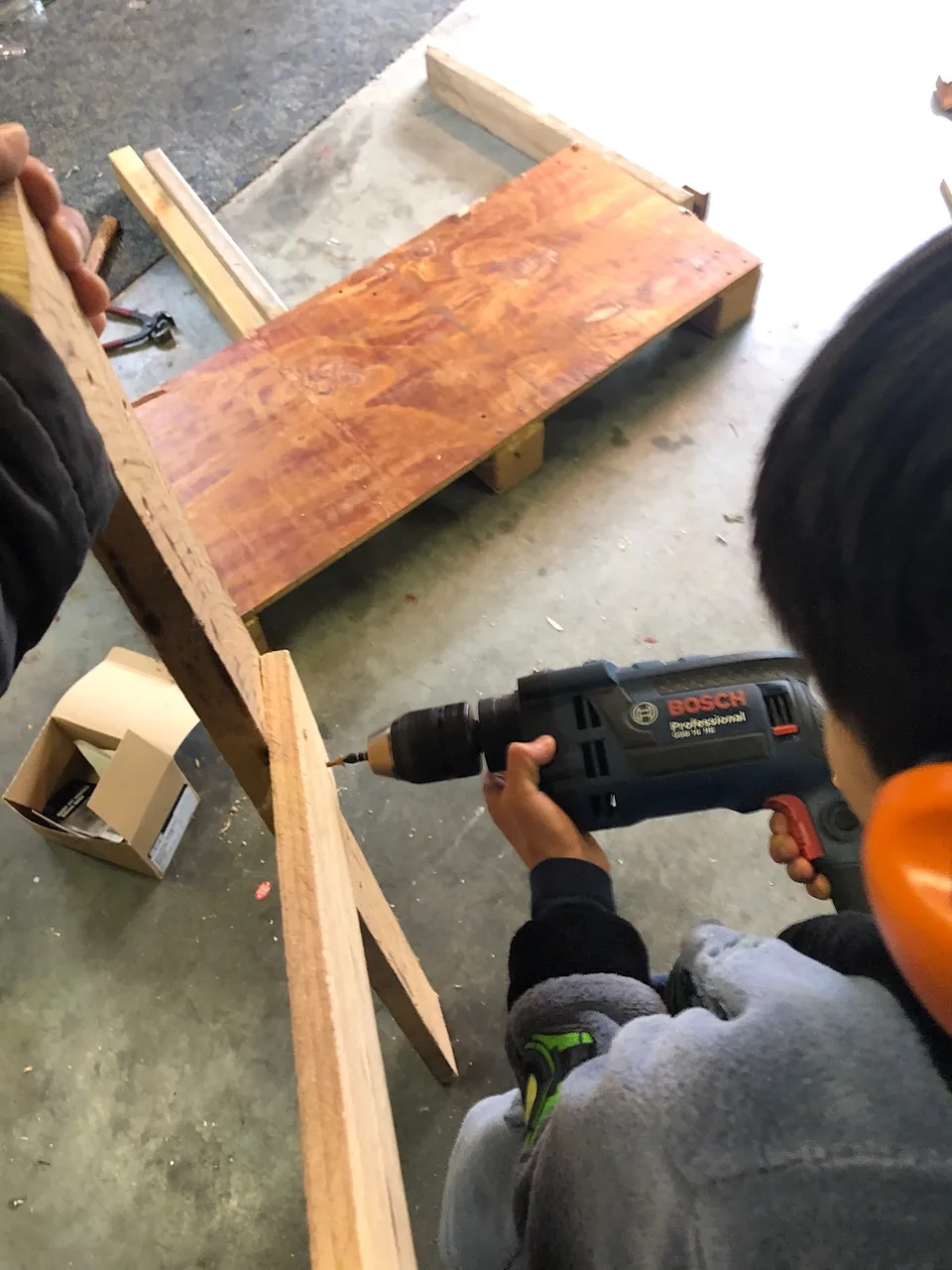 Thien-San remove screws of wooden boards